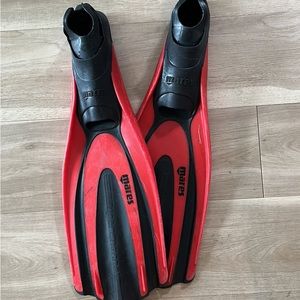 Mares full footed fins size 3.5-4.5